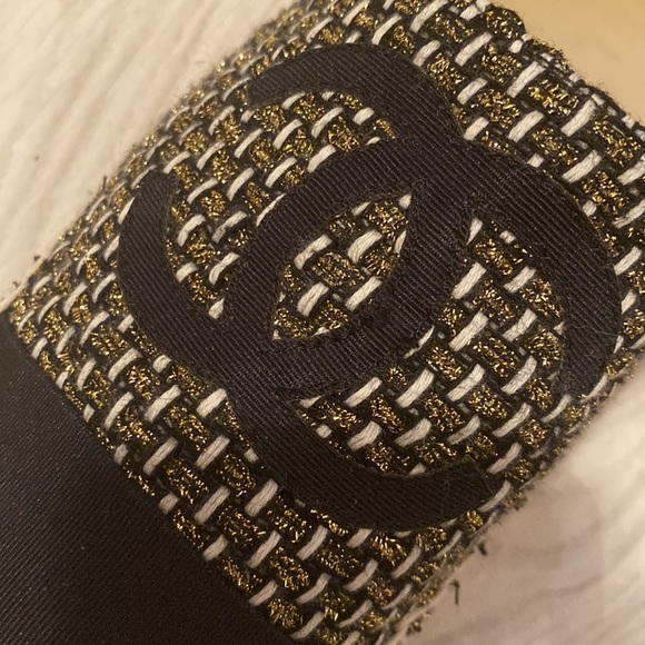 CHANEL Espadrilles Size 38 gold and black in like new condition worn only twice - Picture 2 of 8